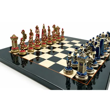Juego de ajedrez Mary Stuart IV, vista cercana de las piezas rojas y azules en tablero lacado