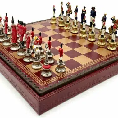 Tablero de ajedrez de cuero rojo Napoleón III y juego de ajedrez de metal pintado a mano