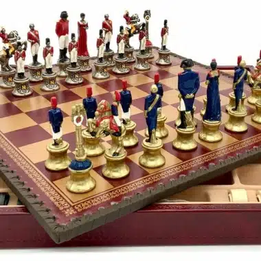 Alternative view of Tablero de ajedrez de polipiel roja Napoleón III y juego de ajedrez de metal pintado a mano