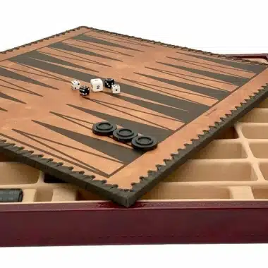 Caja Napoléon III abierta con tablero de backgammon, dados y fichas colocadas