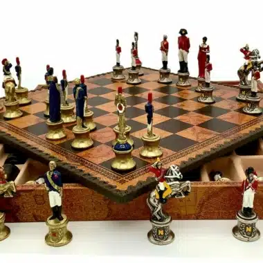Piezas Napoleón III en formación sobre el tablero, caja abierta al fondo