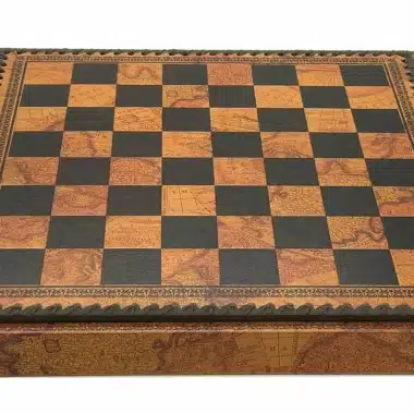 Tablero cerrado con estilo de mapa antiguo del mundo, borde decorativo trabajado