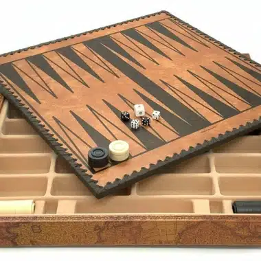 Tablero de backgammon abierto con dados, fichas y compartimentos de almacenamiento integrados