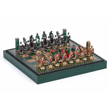 Juego de ajedrez completo Romanos vs Bárbaros sobre tablero verde y dorado