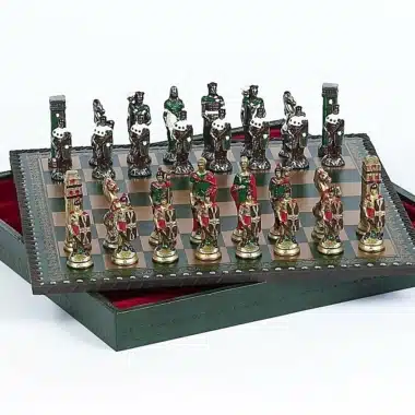 Alternative view of Juego de romanos contra bárbaros: tablero de ajedrez de cuero artificial pintado a mano y juego de ajedrez de metal