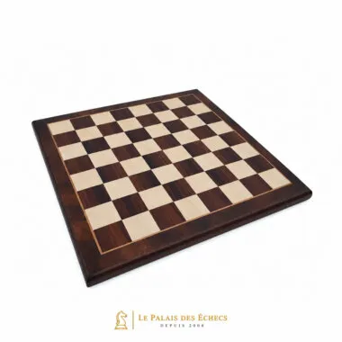 Tablero de ajedrez de arce y rosa visto en diagonal