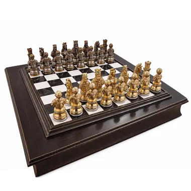 Set Busto Medieval III colocado sobre su caja de madera con molduras