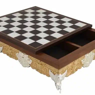 Tablero de Ajedrez sobre Pie de Metal Chapado en Oro y Madera Maciza con Compartimento de Almacenamiento