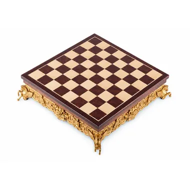 Tablero de ajedrez de madera con marquetería sobre pie de metal dorado