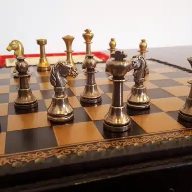 Juego de ajedrez de cuero Cute II con compartimento de almacenamiento y juego de ajedrez de latón macizo - Imagen 3