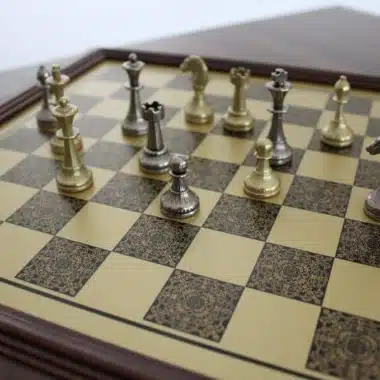 Tablero Mignon Flower III de madera efecto latón con piezas de metal en juego