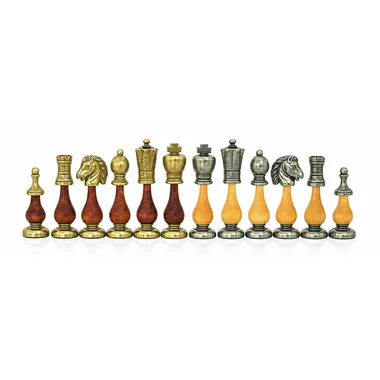 Piezas de ajedrez de metal y madera maciza alineadas, con reyes y damas visibles