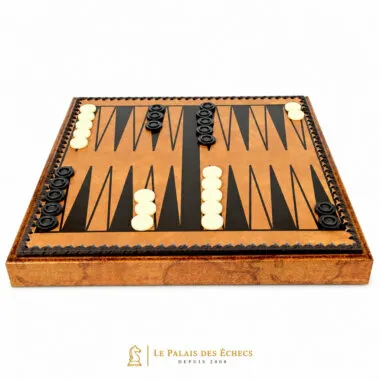 Tablero de backgammon con fichas colocadas al inicio de la partida, vista en ángulo