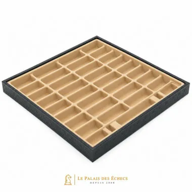 Caja de almacenamiento abierta con compartimentos de fieltro beige para las piezas