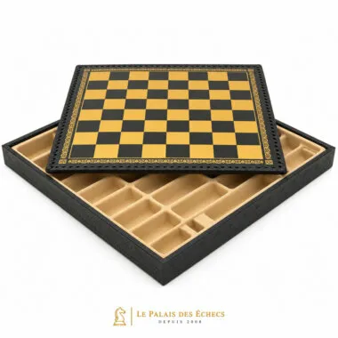 Tablero de ajedrez negro y dorado abierto mostrando la caja de almacenamiento interior