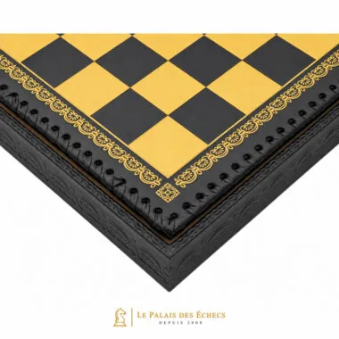 Detalle de la esquina del tablero de ajedrez negro y dorado con motivos grabados en la caja
