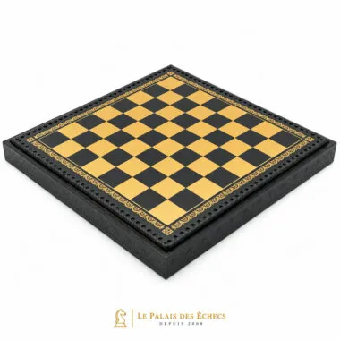 Tablero de ajedrez negro y dorado con borde grabado y caja de almacenamiento cerrada