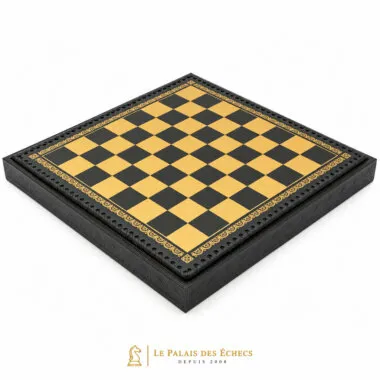 Tablero de ajedrez en símil de cuero negro y oro, vista cerrada