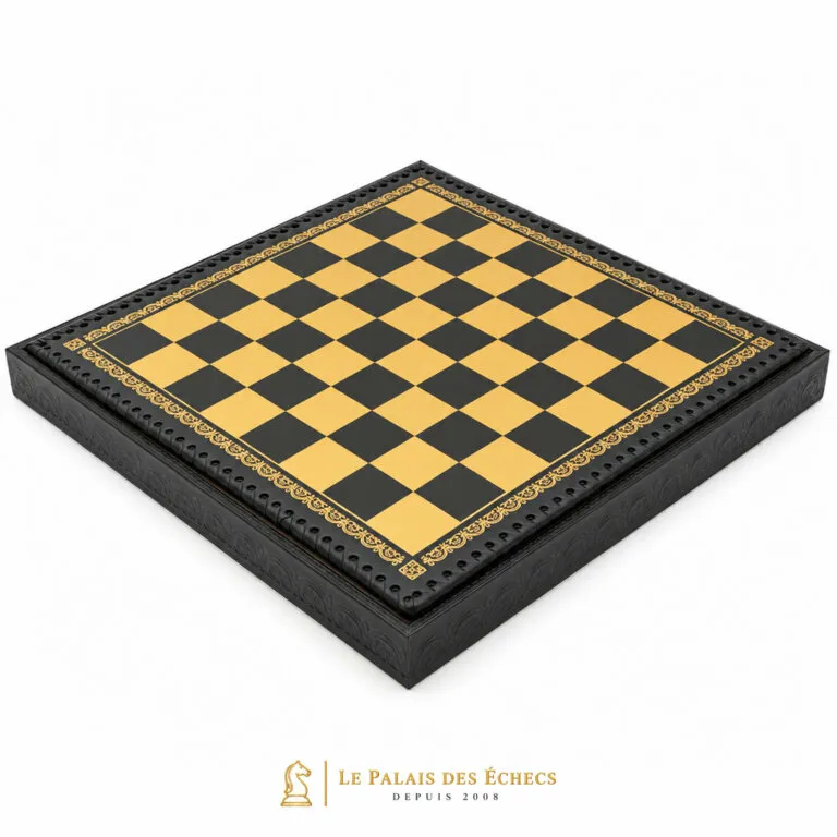 Tablero de ajedrez en símil de cuero negro y oro, vista cerrada