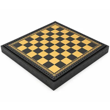 Tablero de ajedrez en símil de cuero negro y oro, vista cerrada