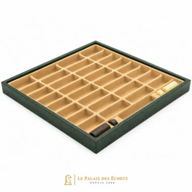 Caja de almacenamiento de símil piel verde abierta, compartimentos vacíos con algunas piezas visibles
