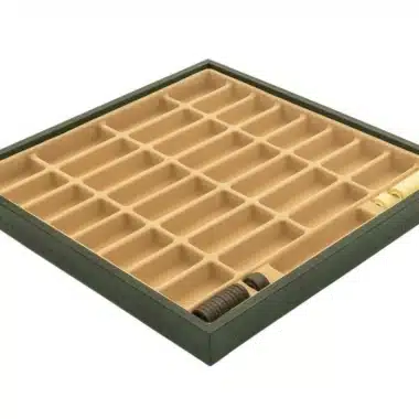 Caja de almacenamiento abierta con compartimentos vacíos para las piezas de ajedrez
