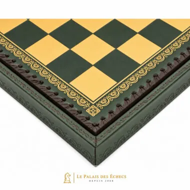 Tablero de ajedrez en símil cuero verde, detalle de una esquina con motivos dorados