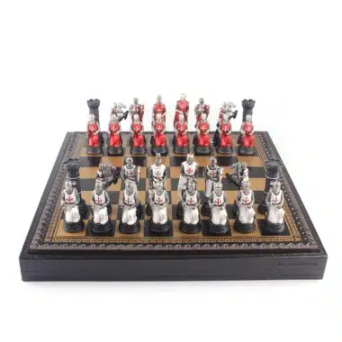Set Templario II sobre tablero de polipiel negro, piezas de resina pintadas