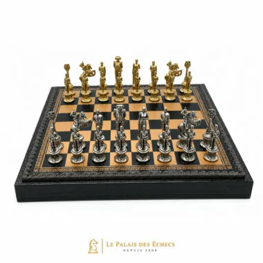 Juego de ajedrez Napoleon completo con piezas doradas y plateadas sobre tablero de polipiel