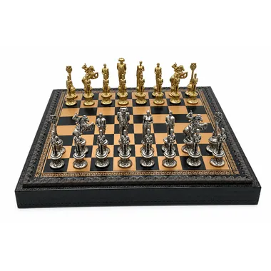 Juego de ajedrez Napoleon completo con piezas doradas y plateadas sobre tablero de polipiel