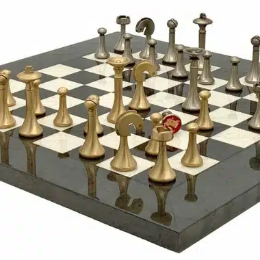 Alternative view of Juego de ajedrez contemporáneo de madera de arce gris y juego de ajedrez de latón macizo