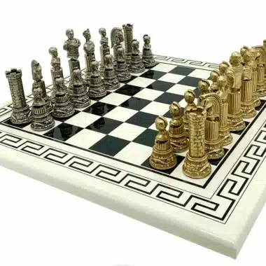 Juego Empire Romain III visto en conjunto sobre tablero griego de madera blanca
