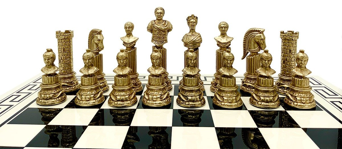 Conjunto Imperio Romano III Tablero de Ajedrez Griego en Madera Maciza Blanca & Juego de Ajedrez en Metal Macizo - Imagen 3
