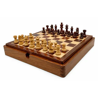 Caja de madera abierta con piezas de ajedrez colocadas, vista lateral