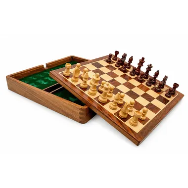 Juego de ajedrez magnético de viaje abierto, piezas de madera sobre el tablero