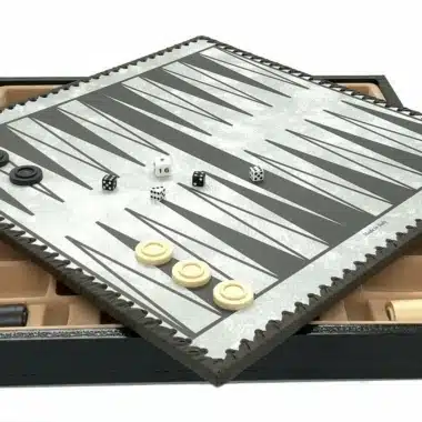 Caja convertida en tablero de backgammon con fichas y dados