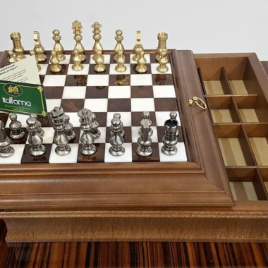 Alternative view of Conjunto Estilo Francés Tablero de Ajedrez de Madera Maciza y Plato de Alabastro con Compartimento de Almacenamiento & Juego de Ajedrez de Latón Macizo