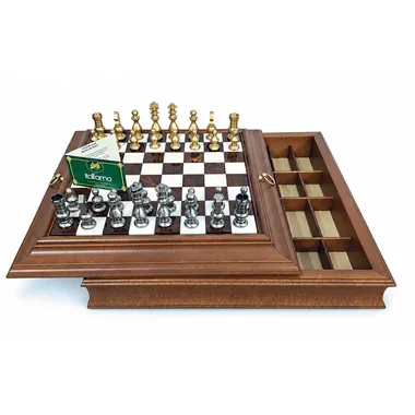 Vista superior de la caja abierta con piezas de latón dorado y plateado
