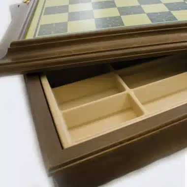 Alternative view of Tablero de ajedrez de madera y latón con compartimento de almacenamiento
