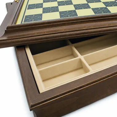 Tablero de ajedrez de madera, detalle del compartimento interior abierto