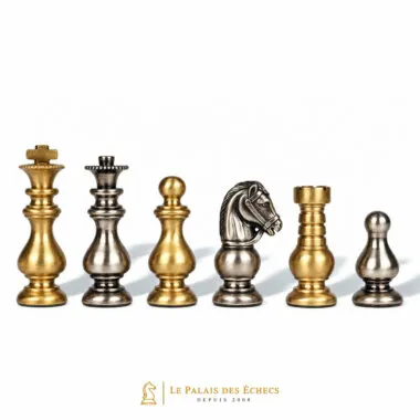 Juego de ajedrez de latón francés, piezas alineadas mostrando cada figura