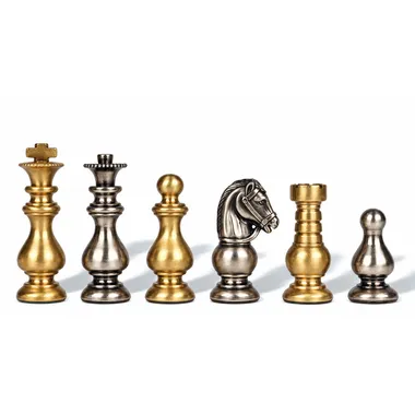 Juego de ajedrez de latón francés, piezas alineadas mostrando cada figura