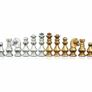 Juego de ajedrez "francés" de latón macizo bañado en oro y plata