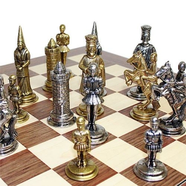 Alternative view of Conjunto Camelot Rey Arturo I Tablero de Ajedrez de Madera de Rosa & Juego de Ajedrez de Metal Macizo