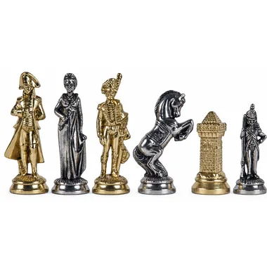 Piezas de ajedrez Grand Napoléon, detalle de figuras doradas y plateadas