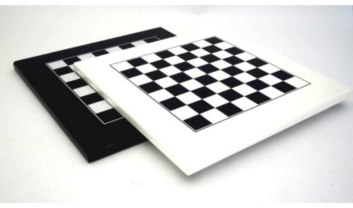 Tablero de ajedrez de madera lacada "Staunton Design" y juego de ajedrez de metal macizo lacado en blanco y negro