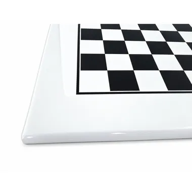 Tablero de ajedrez grande en madera lacada blanca, detalle de la esquina y el marco