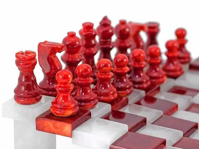 Tablero de ajedrez y juego de ajedrez 3D "rojo y blanco" en alabastro de Volterra