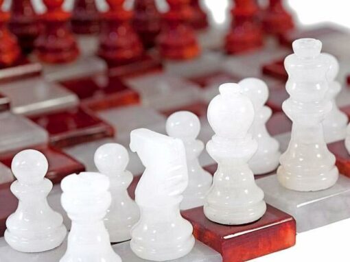 Tablero de ajedrez y juego de ajedrez 3D "rojo y blanco" en alabastro de Volterra