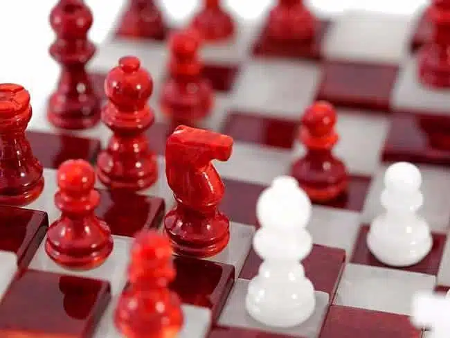 Tablero de ajedrez y juego de ajedrez 3D "rojo y blanco" en alabastro de Volterra